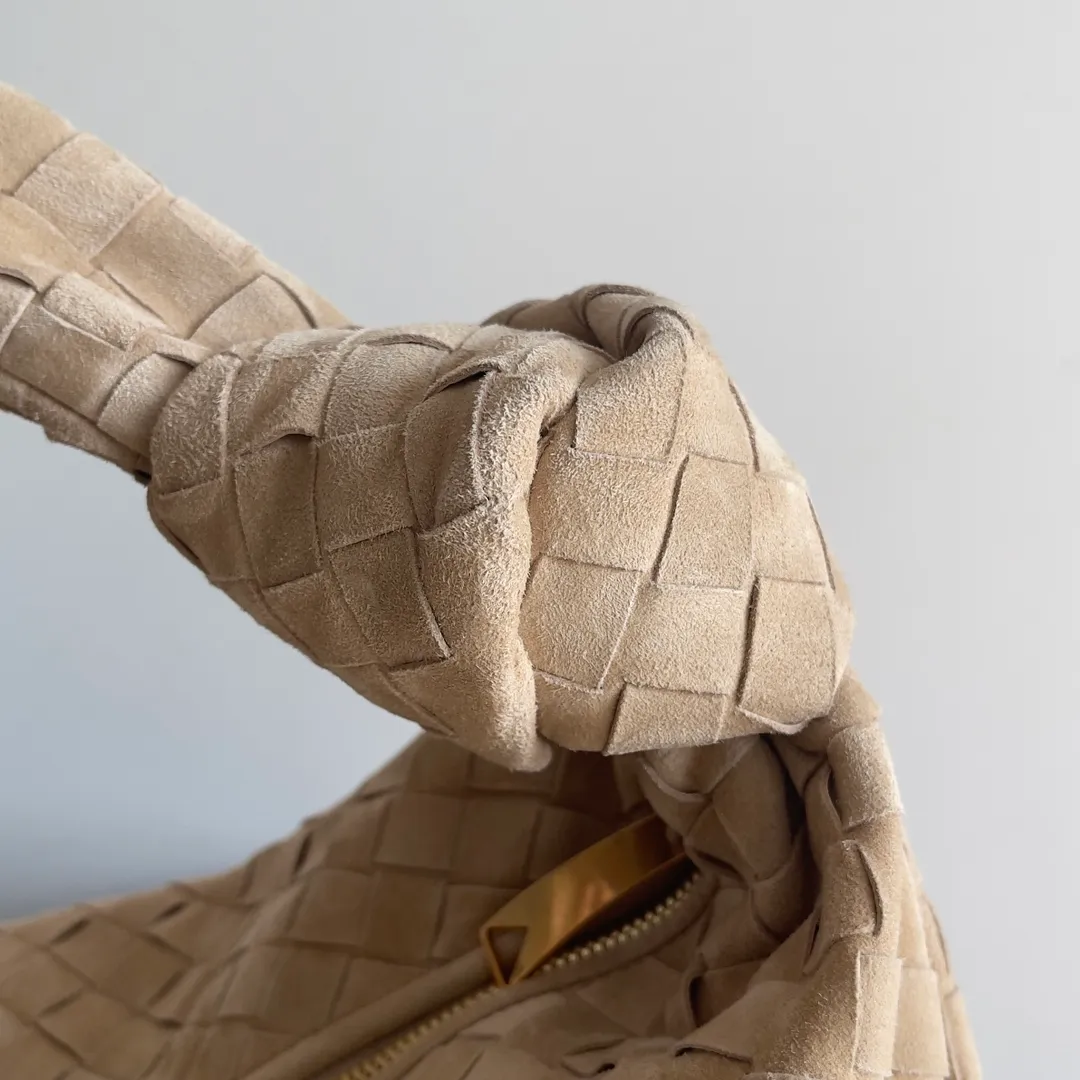 Batch 1960 #BV 𝗝𝗢𝗗𝗜𝗘# Street style’s new favorite fashionable large size 𝙟𝙤𝙙𝙞𝙚 It’s coming, it’s coming, it’s really coming! I have always thought that knitted BV is old-fashioned, until I met it - 𝙟𝙤𝙙𝙞𝙚, I realized that the original classic knitting elements and the new knot element design can be so fashionable! I have to admire Daniel Lee’s design talent! Large capacity to meet daily needs! Fashionable and versatile, it’s perfect for concave shapes, take it out to hit the streets! Size: 48*40*16 Style No. #600261